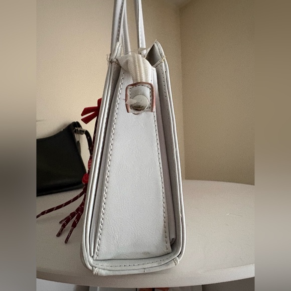 NWT Elegant White Handbag with Red bow bag charm - Picture 2 of 3